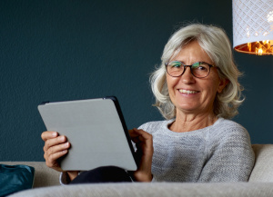 Older woman ipad